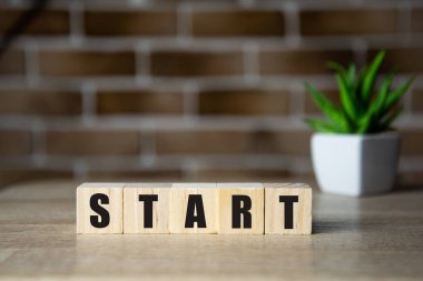 Şimdi ya da sonra sembol olarak başla. Tahta küpler ve değişimler başlar. Güzel bir arkaplan, kopyalama alanı. İş ve başlangıç şimdi ya da sonra.