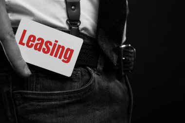 teknoloji, internet, ağ, iş konsepti - iş adamı İngilizce kelime kolaylaştırıcı bir kart tutar