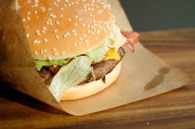 Lezzetli kaşar peynirli burger kadar kapatın