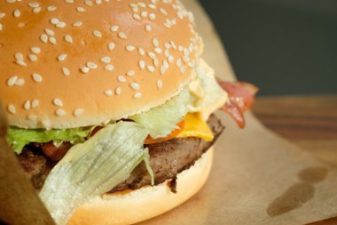 Lezzetli kaşar peynirli burger kadar kapatın