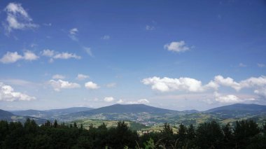 Temmuz 'da Beskid Dağları' nda, vadi ve tepeler manzarası, orman, gökyüzü ve bulutlar