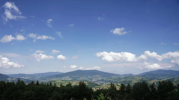 Temmuz 'da Beskid Dağları' nda, vadi ve tepeler manzarası, orman, gökyüzü ve bulutlar
