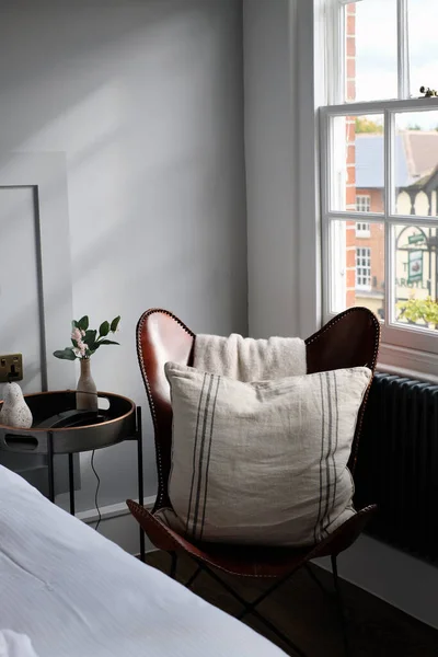设计的舒适角落 从窗户望去 是一间英式乡村风格的卧室 — 图库照片