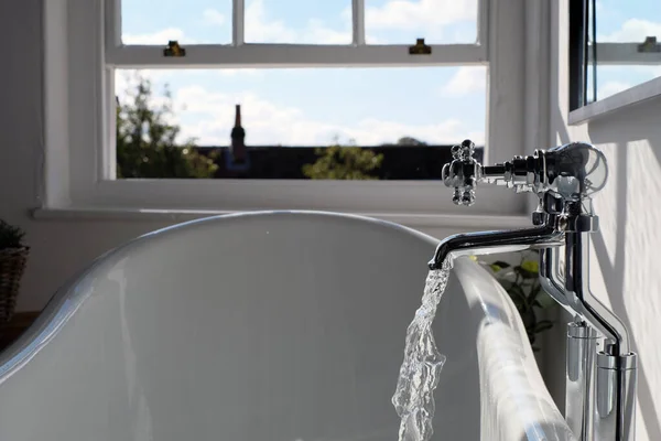 Luxuriöses Design Badezimmer Mit Stahlhahn Und Fließendem Wasser lizenzfreie Stockfotos