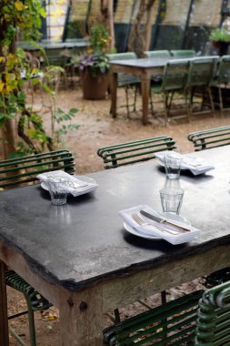 Teras restoranında akşam yemeği için çok güzel bir masa hazırlandı. Misafirler için hazır.