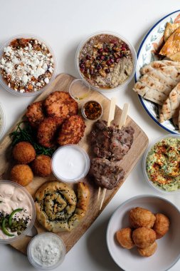 Taze ekmek, et, sos ve kroket ile Orta Doğu ziyafeti