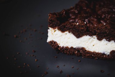 Gri bir tabakta bir dilim lezzetli kahverengi pasta yakın. Yatay fotoğraf