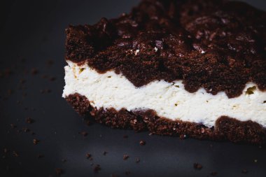 Gri bir tabakta bir dilim lezzetli kahverengi pasta yakın. Yatay fotoğraf