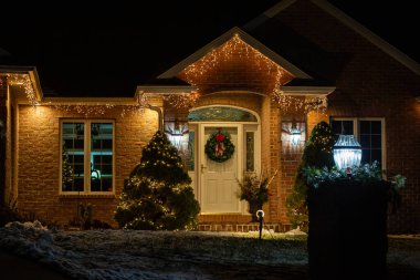19 Aralık 2020 'de Wisconsin, Green Bay' de bir evin Noel süslemeleri.
