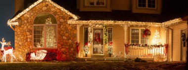19 Aralık 2020 'de Wisconsin, Green Bay' de bir evin Noel süslemeleri, panorama