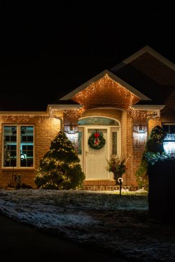 19 Aralık 2020 'de Wisconsin, Green Bay' de bir evin Noel süslemeleri.