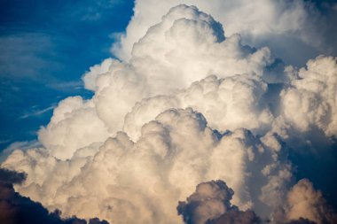 Kümülüs bulutları yazın tehditkar, yatay görünüyor