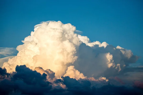 Haufenwolken Sommer Bedrohlich Horizontal — Stockfoto