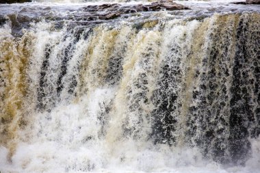 Büyük Sioux Nehri, Falls Park 'taki bir dizi kayanın üzerine düşüyor.