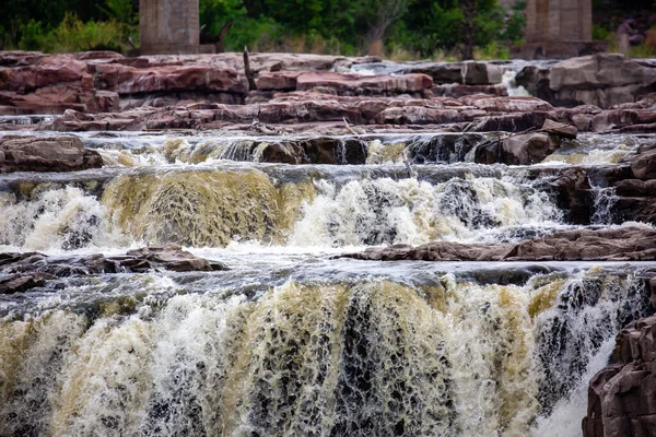 大苏州河在瀑布公园的一系列岩石上翻滚而过 水平线上 — 图库照片