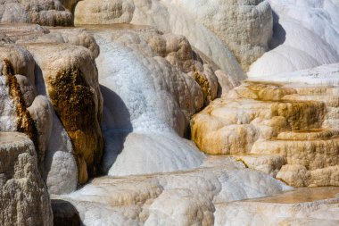Yellowstone Ulusal Parkı 'ndaki Mamut Kaplıcaları, Wyoming, yatay