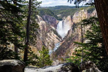 Yellowstone Irmağı Yellowstone Ulusal Parkı 'nda Sanatçı Noktasından Yatay Şelale