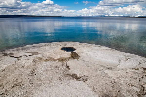 Big Cone Geyser Bredvid Yellowstone Lake West Thumb Geyser Basin — Stockfoto