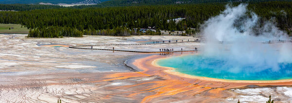 Гранд Призматическая Весна в Йеллоустонском национальном парке с высоким углом обзора с яркими красками, панорама