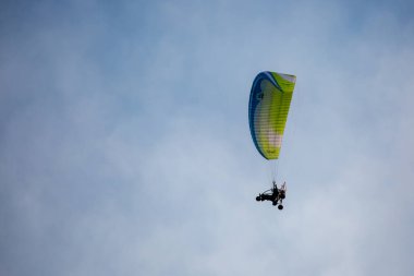 Marathon City, Wisconsin, ABD, 7 Temmuz 2021: Tat N Parıltı Balon Festivali. Tekerlekleri yatay, güçlü paraglider