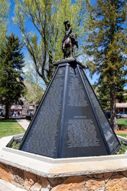 Jackson, Wyoming, ABD, 29 Mayıs 2021: Jackson Hole Gaziler Anıtı ünlü Jackson Town Meydanı 'nın merkezinde dikey olarak duruyor.