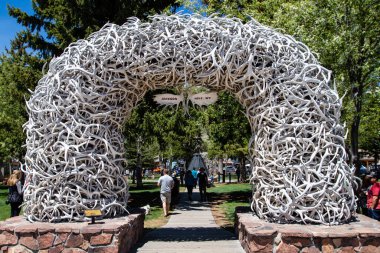 Jackson hole, Wyoming, ABD, 29 Mayıs 2021: Elk Antler Kemerleri Jackson Town Meydanı girişinde, yatay