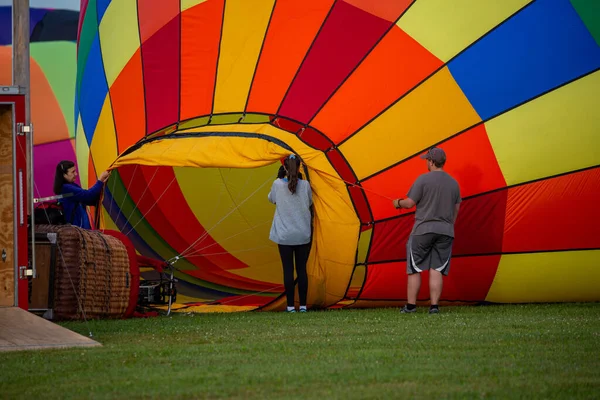 위스콘신주 마라톤 카운티 2021 Taste Glow Balloon Fest 열기구를 채우는 — 스톡 사진