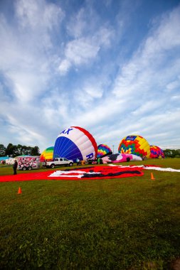 Marathon County, Wisconsin, ABD, 10 Temmuz 2021, Taste N Glow Balon Festivali. İnsanlar sıcak hava balonlarını dikey dolduruyor.