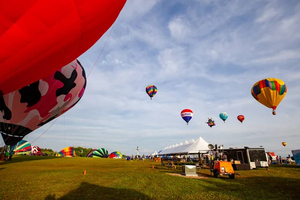 Marathon County, Wisconsin, ABD, 10 Temmuz 2021, Taste N Glow Balon Festivali. Sıcak hava balonları dolduran insanlar, yatay