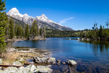 Jackson Hole, Wyoming 'deki Taggart Gölü' nün yanında Grand Tetons yatay