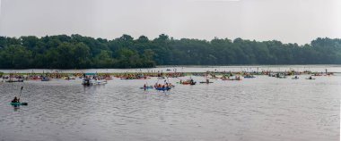 Wausau, Wisconsin, ABD, 31 Temmuz 2021, 7. Geleneksel Paddle Pub Crawl, Ed Giallomardo ve Feed the Dog bandosu başlangıçtan hemen önce kano sahiplerini eğlendirdiler, panorama