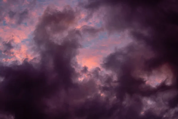 Dunkle Flauschige Gewitterwolken Sommer Waagerecht — Stockfoto