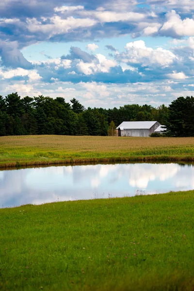 Wisconsin Kukuřičné Pole Mezi Bílou Stodolou Rybníkem Dramatickou Oblohou Září — Stock fotografie
