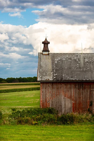 Stará Červená Wisconsinská Stodola Konci Léta Vedle Kukuřičného Pole Dramatickou — Stock fotografie