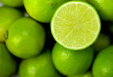 Arkaplan olarak taze yeşil limon