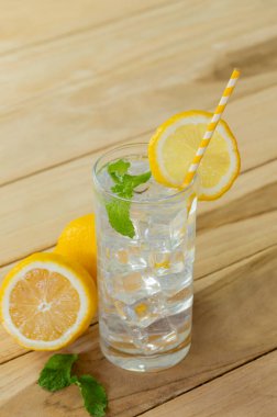 Tatlı yaz limonatası, taze limonata meyve suyu ve nane şekerli ahşap masa..