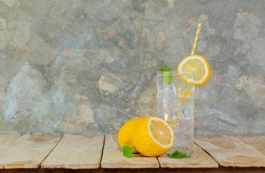 Tatlı yaz limonatası, taze limonata meyve suyu ve nane şekerli ahşap masa..