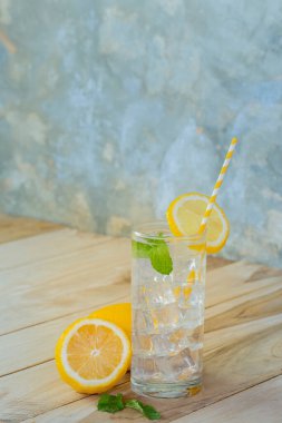 Tatlı yaz limonatası, taze limonata meyve suyu ve nane şekerli ahşap masa..