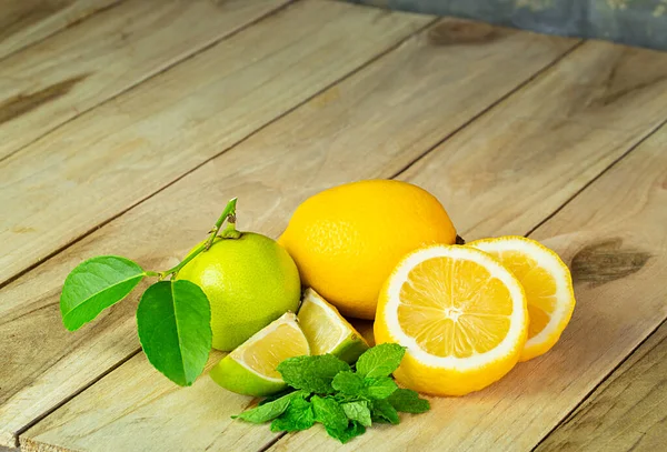 Eski Ahşap Bir Masada Sulu Olgun Narenciye Limon Limon — Stok fotoğraf