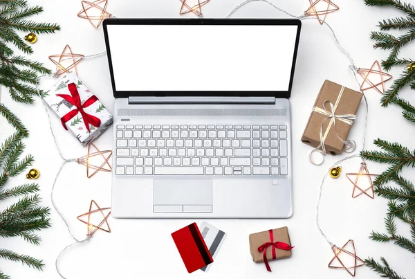Świąteczne Zakupy Online Otwarty Laptop Białym Tle Karta Kredytowa Pudełka — Zdjęcie stockowe
