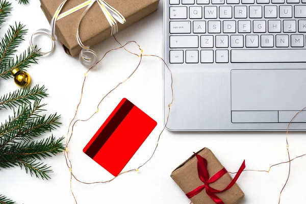 Świąteczne Zakupy Online Otwarty Laptop Białym Tle Karta Kredytowa Pudełka — Zdjęcie stockowe
