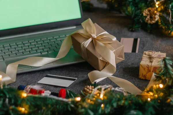 Świąteczne Zakupy Online Kartą Kredytową Wakacje Laptop Prezentami Stole Obok — Zdjęcie stockowe