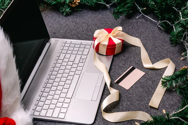Świąteczne Zakupy Online Kartą Kredytową Wakacje Laptop Prezentami Stole Obok — Zdjęcie stockowe