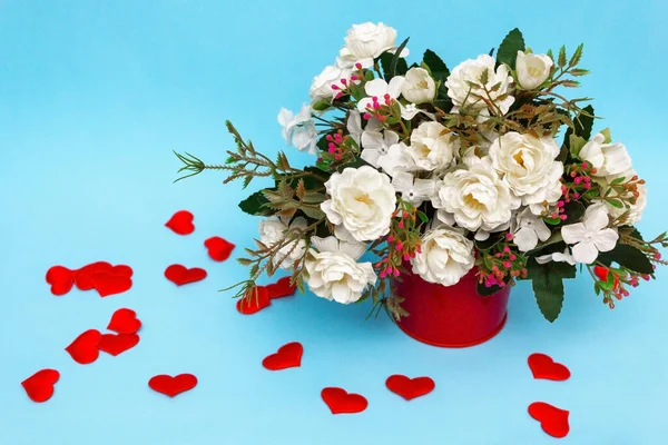 Bloemen Voor Interieur Decoratie Een Rode Pot Een Blauwe Achtergrond — Stockfoto