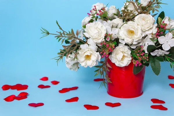 Bloemen Voor Interieur Decoratie Een Rode Pot Een Blauwe Achtergrond — Stockfoto