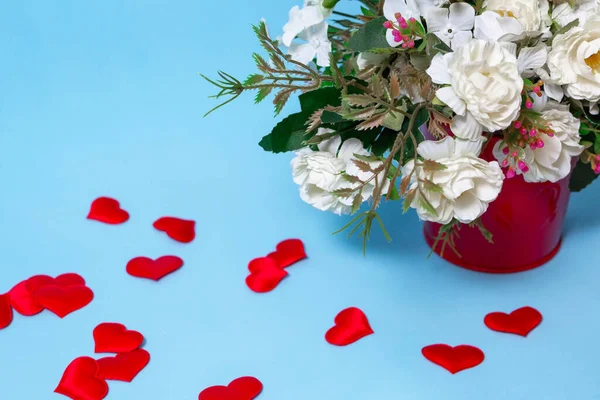 Bloemen Voor Interieur Decoratie Een Rode Pot Een Blauwe Achtergrond — Stockfoto