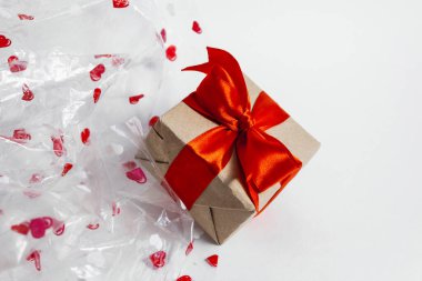 Arkaplanda kırmızı kurdele olan hediye kutusu kalpler günü, doğum günü hediyesi, anneler günü konsepti..