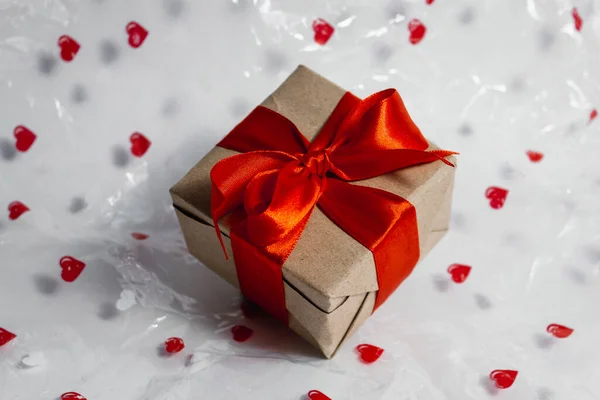 Geschenkdoos Met Rood Lint Achtergrond Met Hartjes Valentijnsdag Verjaardagscadeau Moederdag — Stockfoto