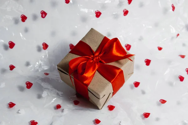 Geschenkdoos Met Rood Lint Achtergrond Met Hartjes Valentijnsdag Verjaardagscadeau Moederdag — Stockfoto