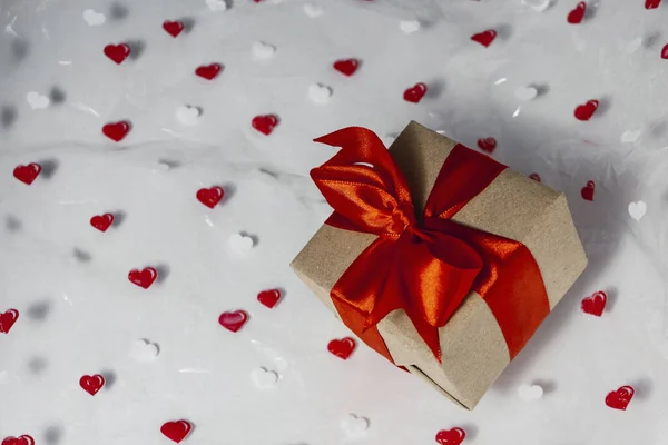Подарункова Коробка Червоною Стрічкою Задньому Плані Серцем Валентинів День Подарунок — стокове фото